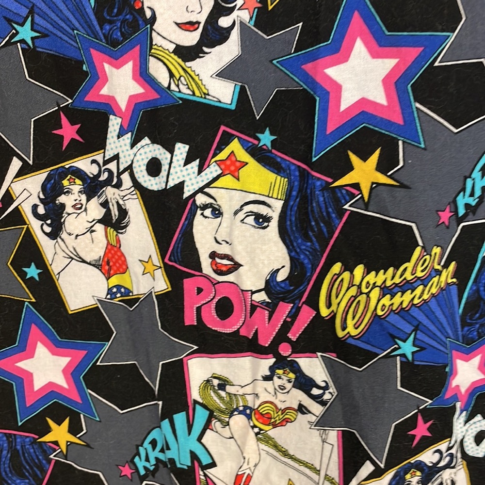 WONDER WOMAN scrub top XL